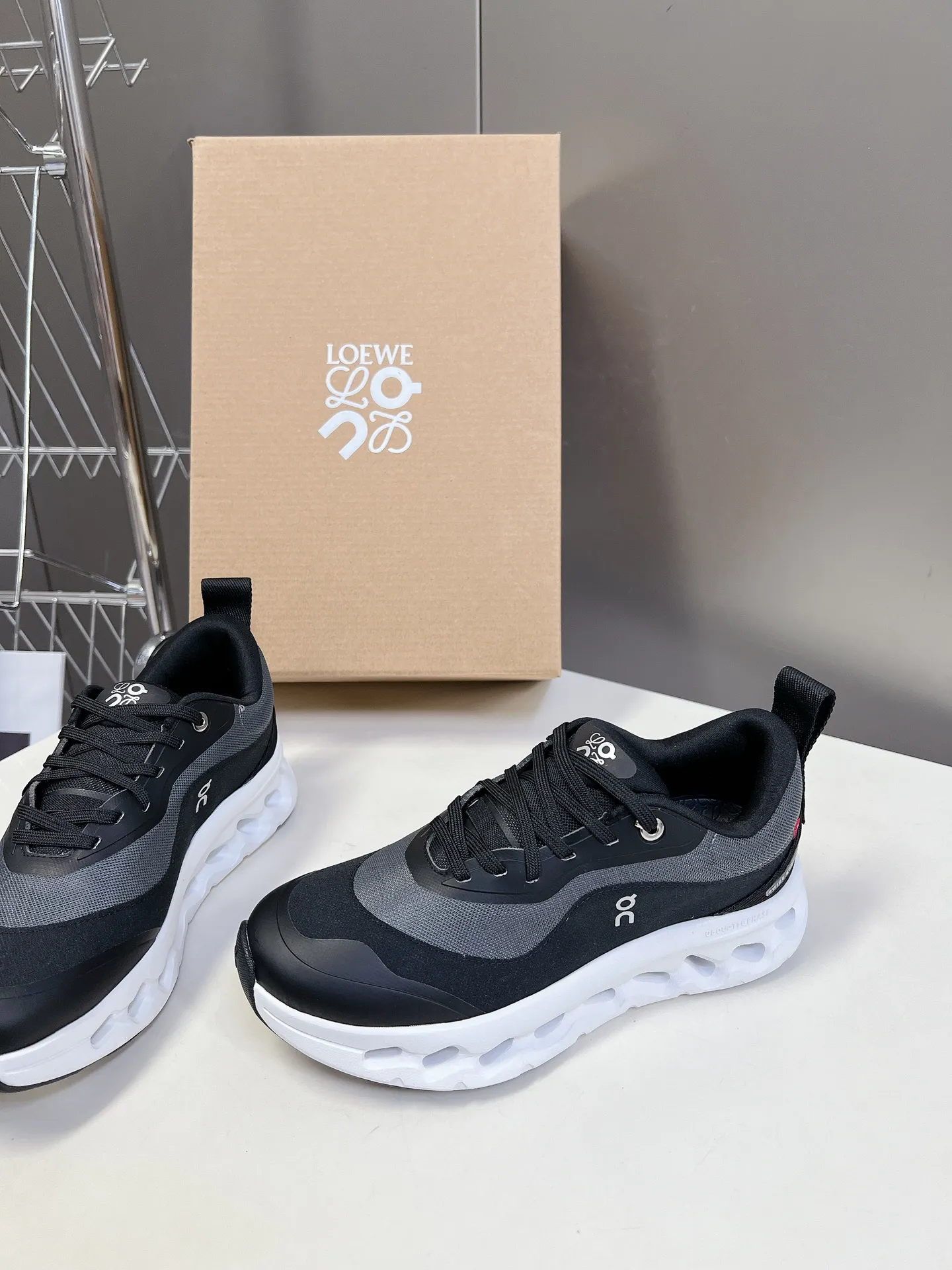 👟👟Ex-factory price 640👟👟 Loewe x on cioudtilt2.0 running shoes‼ ️Couple model Loewe Made from recycled polyester and mesh, it features an exclusive rubber sole with Loewe's classic logo printed on the side and full-coverage seam details. This cooperation combines ON's professional technology with Loewe's exquisite craftsmanship, and uses it in the production and design, specially designed for urban life and outdoor sports. Code number: 35-40, male 39-44